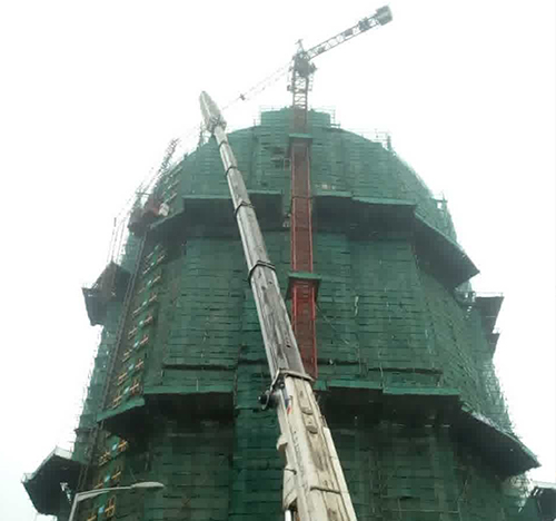 三河吊车在工地上作业